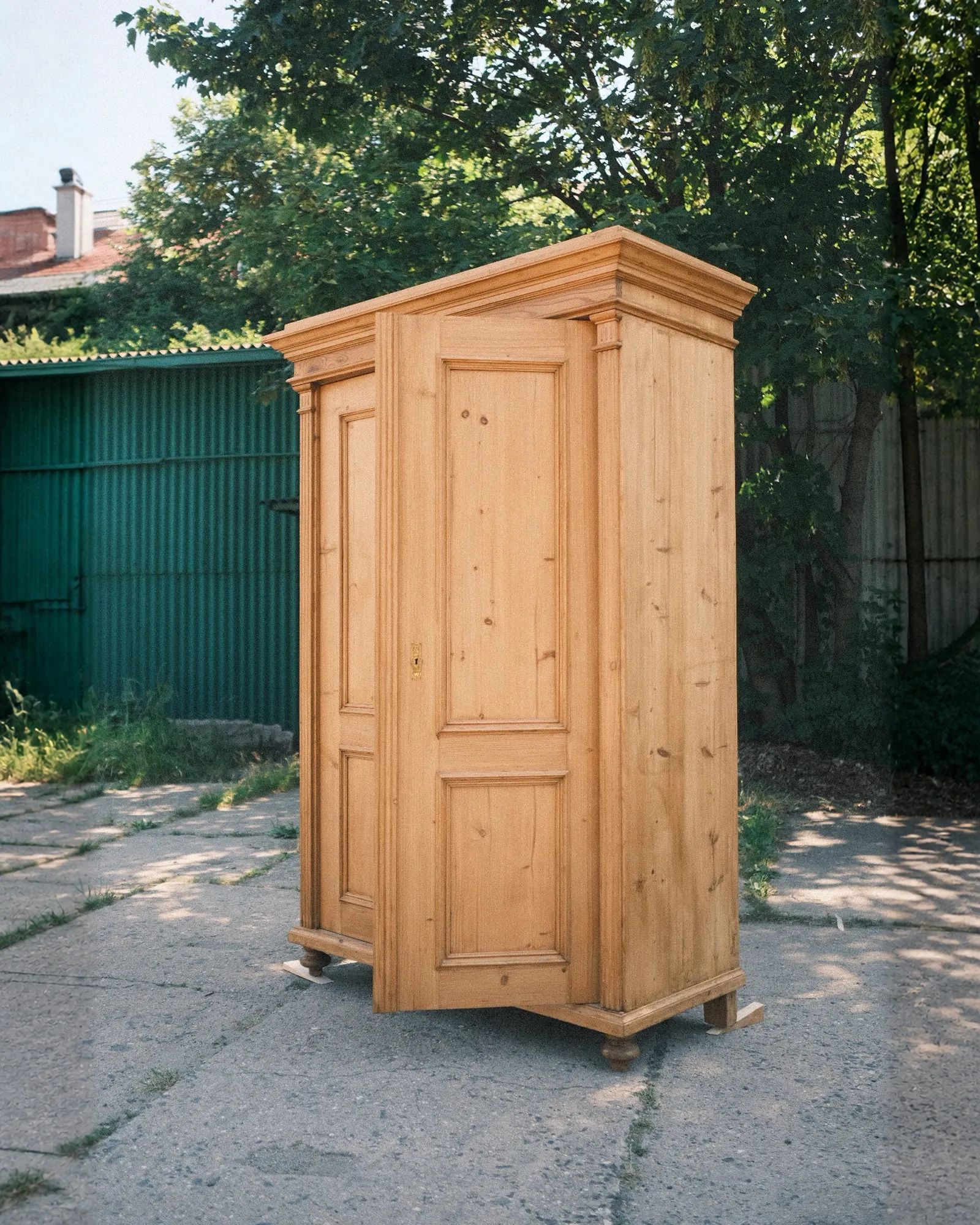 Skříň dvoudveřová, stará · fotka 2 z 4