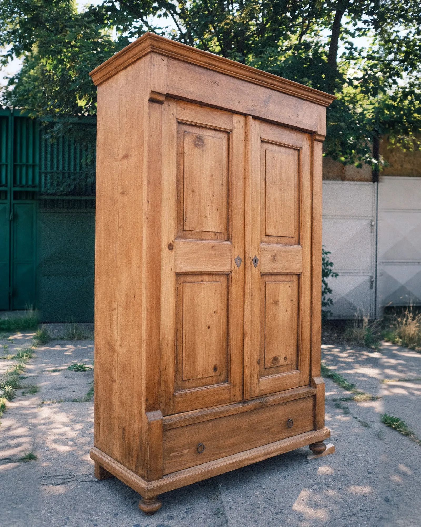 Skříň dvoudveřová se šuplíkem, stará · fotka 3 z 4