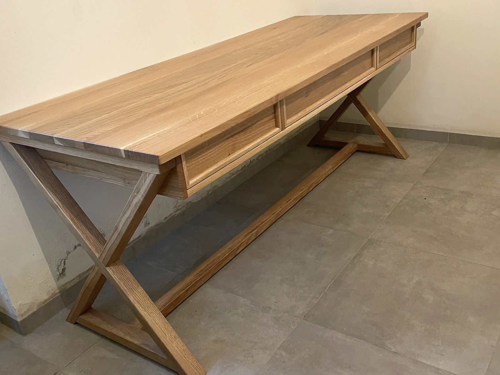 Detail zásuvky a hrany masivní dubové desky stolu