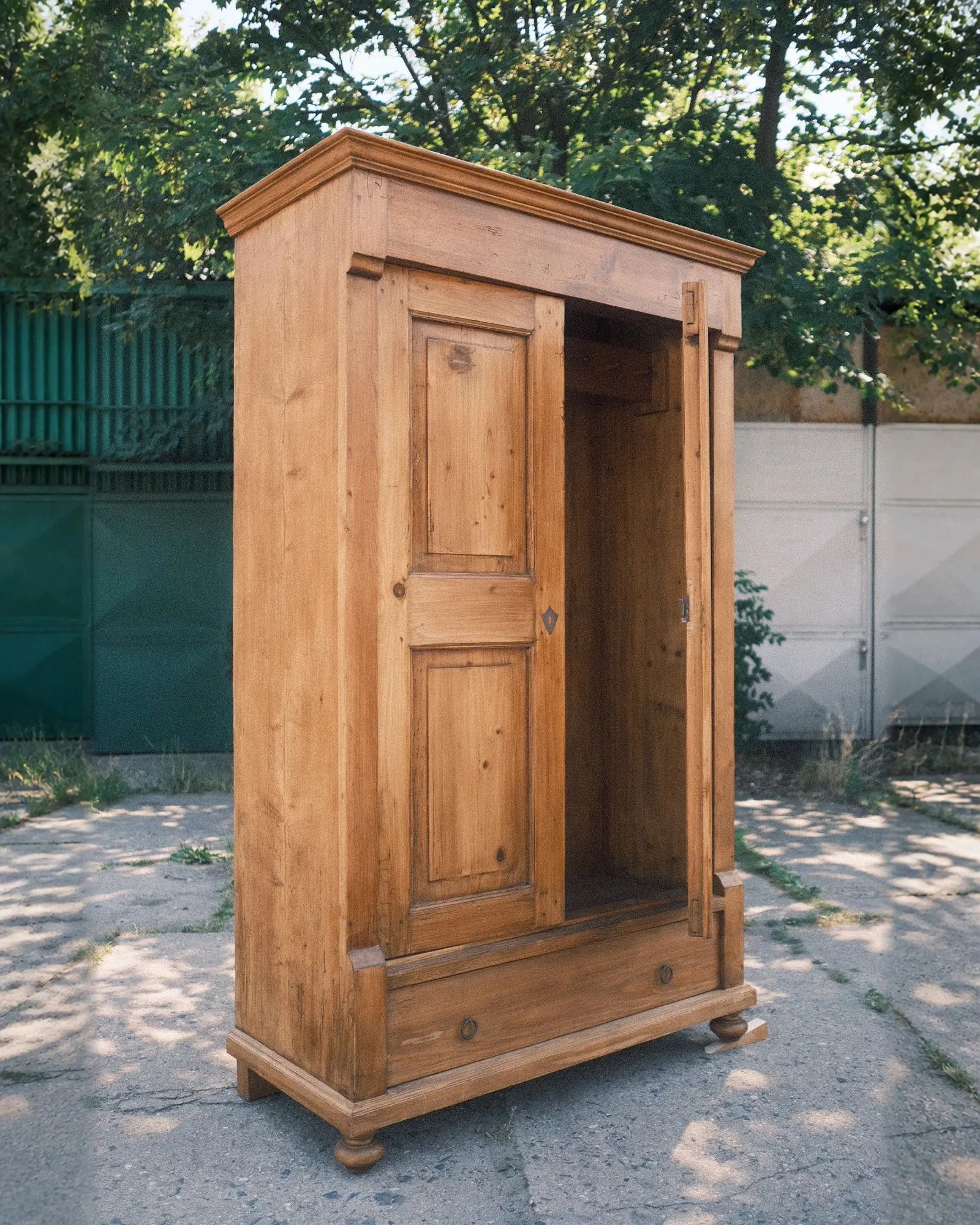 Skříň dvoudveřová se šuplíkem, stará · fotka 4 z 4
