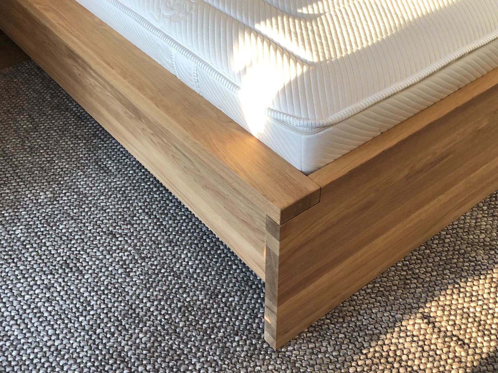 Detail bočnice postele z dubu a podnože zvednuté nad podlahu