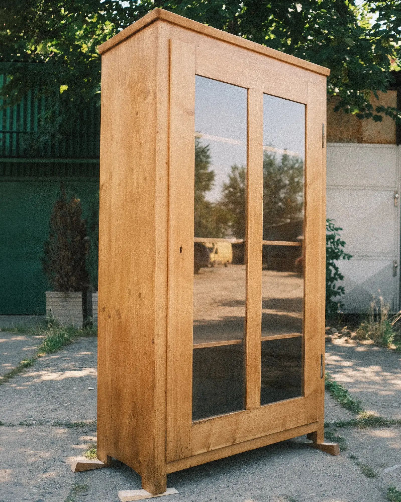 Knihovna prosklená, starožitný kus po restaurování, Ma Maison