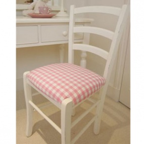 Židle s růžovými kostkami